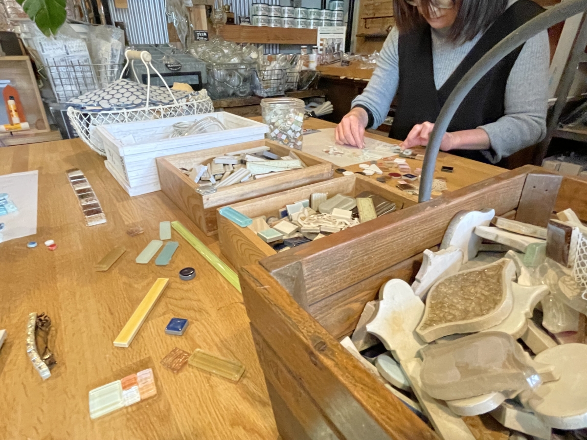 タイルでつくる箸置き,ヘアアクセサリー,タイルマグネット，京都体験，京都遊び場，DIY体験京都