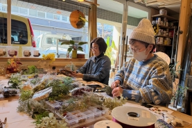 大人気「クリスマスリースづくり」大人女子会☆