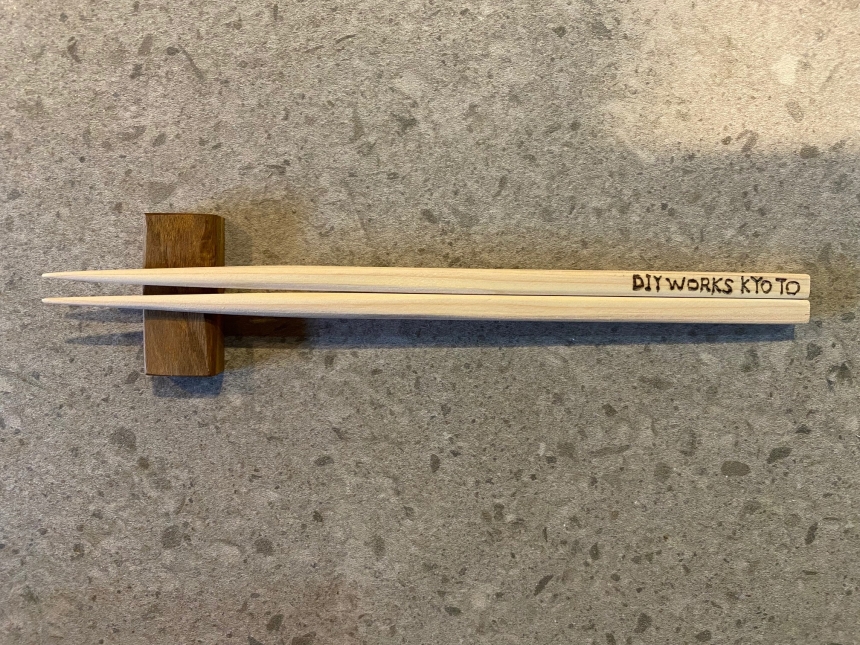 新しいモノづくりメニューを追加しました「ヒノキの木で箸作り体験」